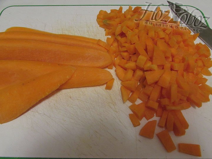 Займемся овощными ингредиентами и нарежем крупными кубиками морковку