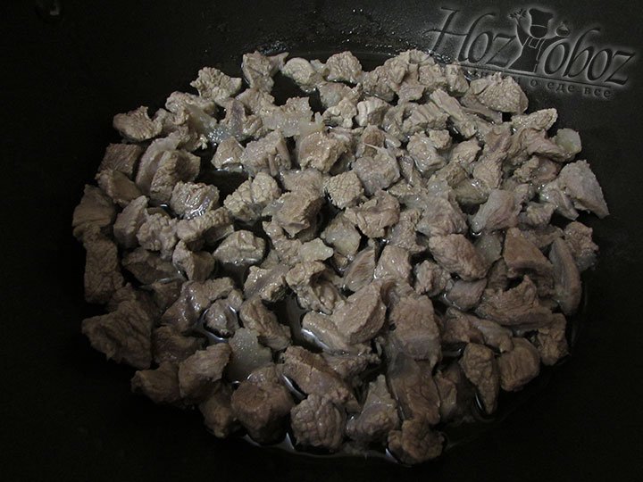В раскаленном котелке обжарим мясо около 5 минут, а затем зальем небольшим количеством воды и накроем крышкой чтобы слегка пропарить