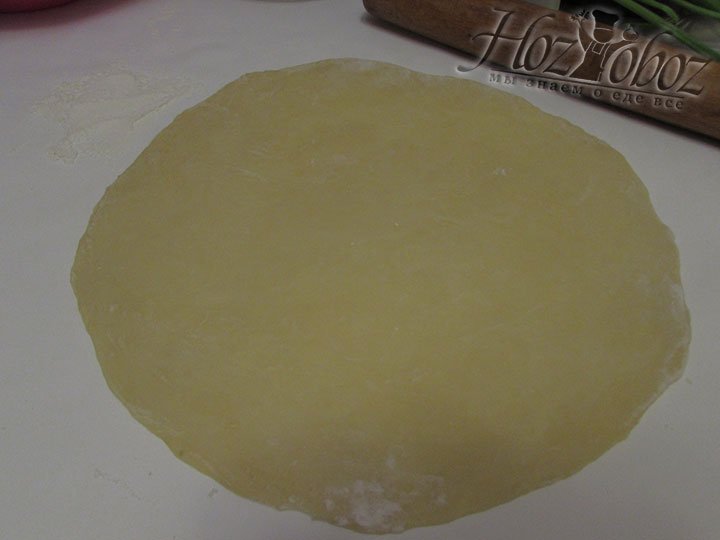 Тесто для лапши тем временем уже готово и самое время раскатать из него пласт толщиной до 3 см, причем делать это следует без добавления муки