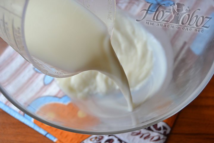 Вылейте молоко в емкость, предназначенную для замеса теста, и подогрейте до теплого состояния