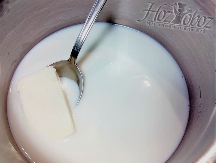В разогретое до 30 градусов молоко отправляем кусочек сливочного масла