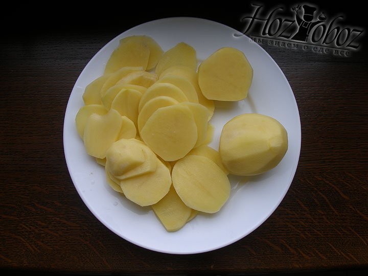 Нарезаем картофель, как показано на фото