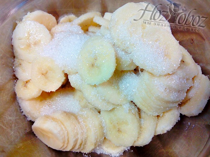 Нарезанные бананы смешиваем с сахаром и оставляем пустить сок
