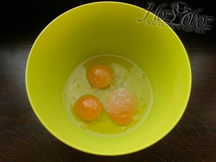 В миску помещаем яйца, соль, сахар