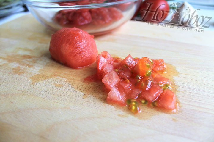 С пропаренных томатов снимаем кожуру