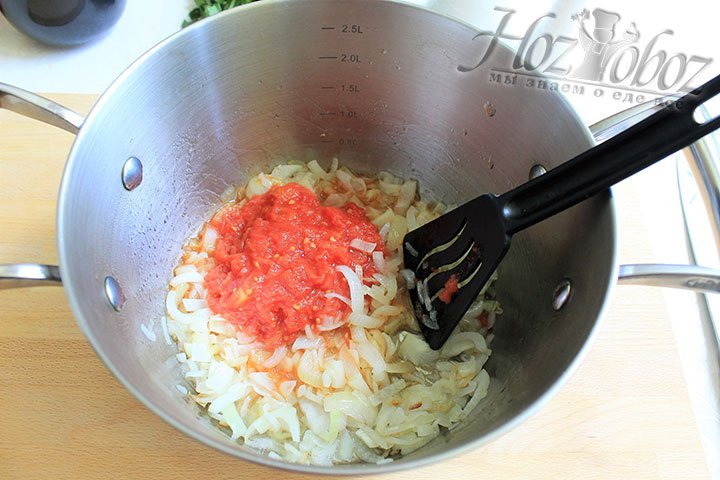 Перекладываем томатное пюре в пассеровку из лука