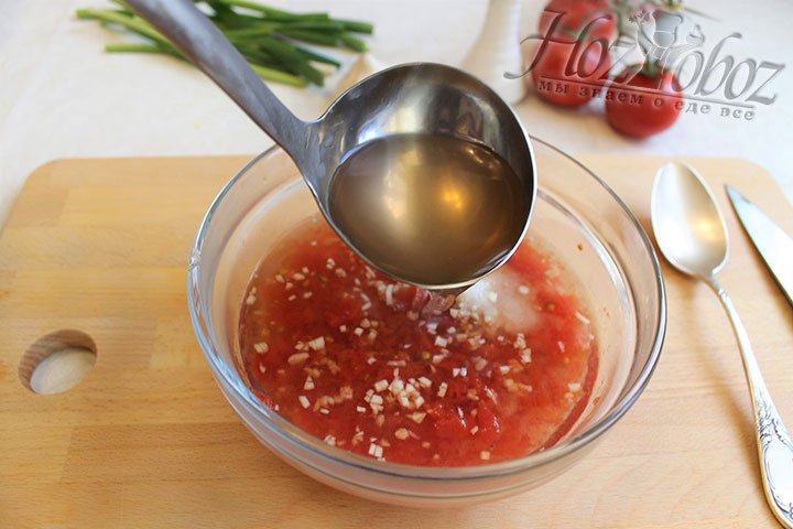 В кастрюлю помещаем почищенные помидоры, чеснок, овощной бульон и  немного соли