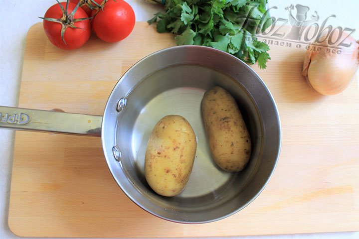 Кроме фасоли нам понадобится картошка, которую надо помыть, залить водой и поставить вариться