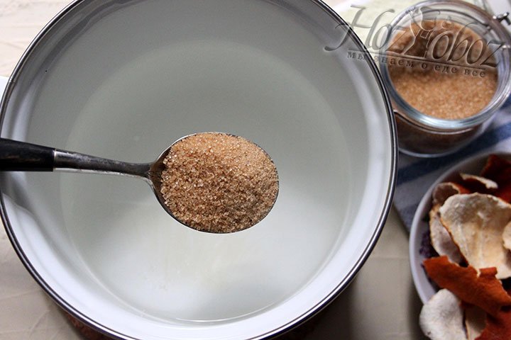 Для сиропа в холодную воду заложим коричневый сахар и апельсиновую цедру, вскипим