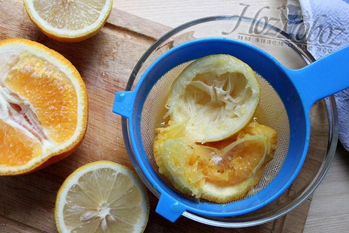 Выжимаем лимонный и апельсиновый сок