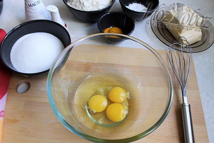 В отдельную посуду разобьем яйца и взобьем их венчиком