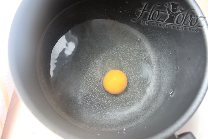 Яйцо закладываем в воду у ее поверхности