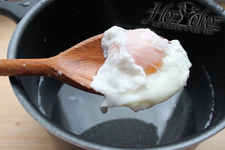 Варить яйца способом пашот нужно от 1 мин. до 4,5 мин.