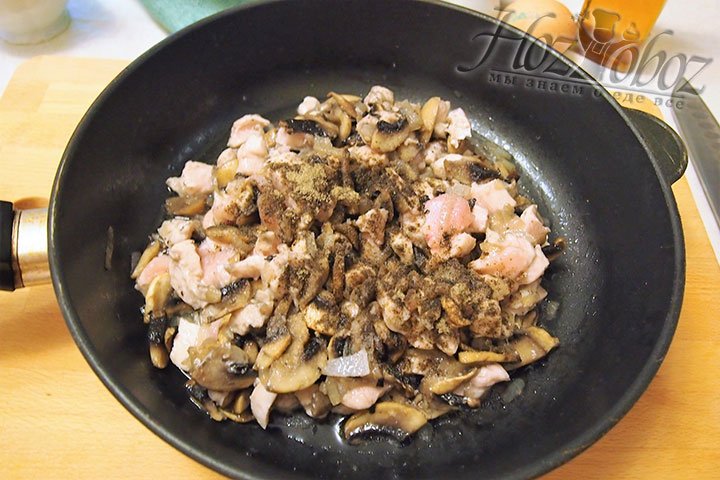 Добавим соль и перец черный в начинку из грибов и мяса