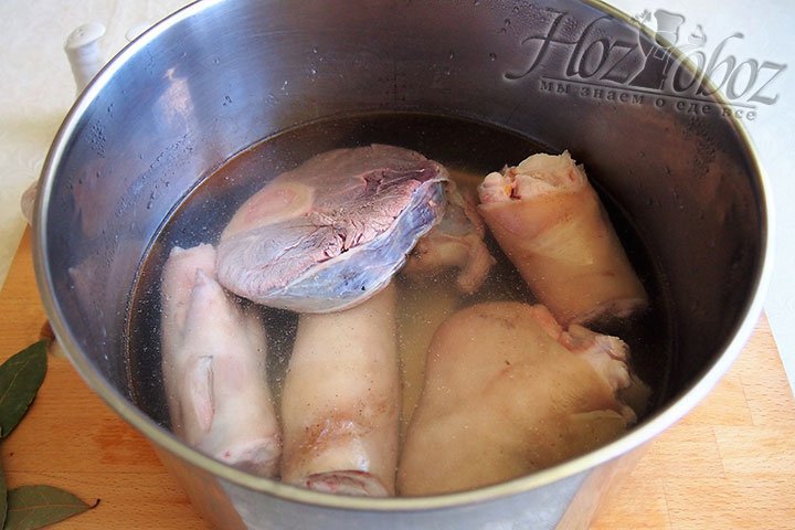 Положите нарезанные на суставы ножки и говядину варить в большой кастрюле