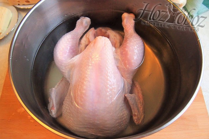Курицу кладем в кастрюлю и отвариваем до полуготовности, для начинки используем куриную грудку