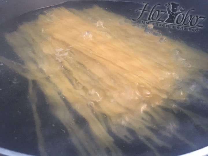 Отварим спагетти примерно 10 минут в заранее закипевшей воде