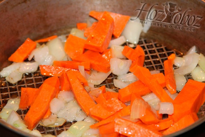 Морковь соединяем с луком и обжариваем вместе