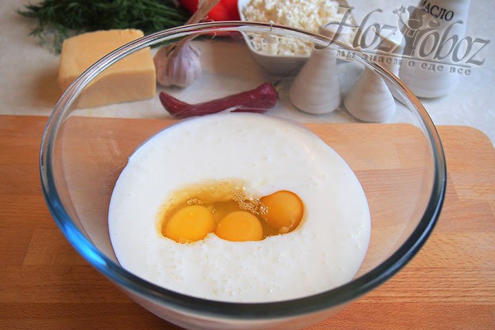 В чашу для смешивания продуктов выложим часть мацуна и яйца