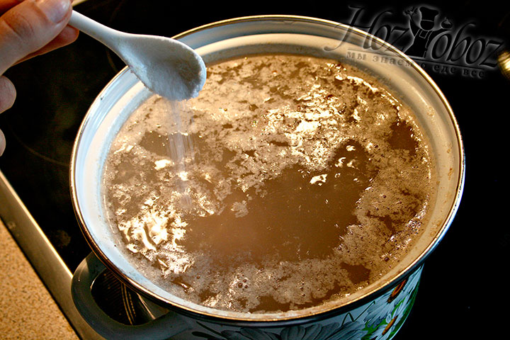 В кипящий бульон добавим чайную ложку соли