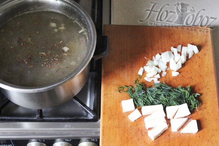 Примерно за 5 минут до готовности блюда вводим зелень, лук и сыр. Теперь суп надо хорошенько помешать, чтобы дать сыру раствориться