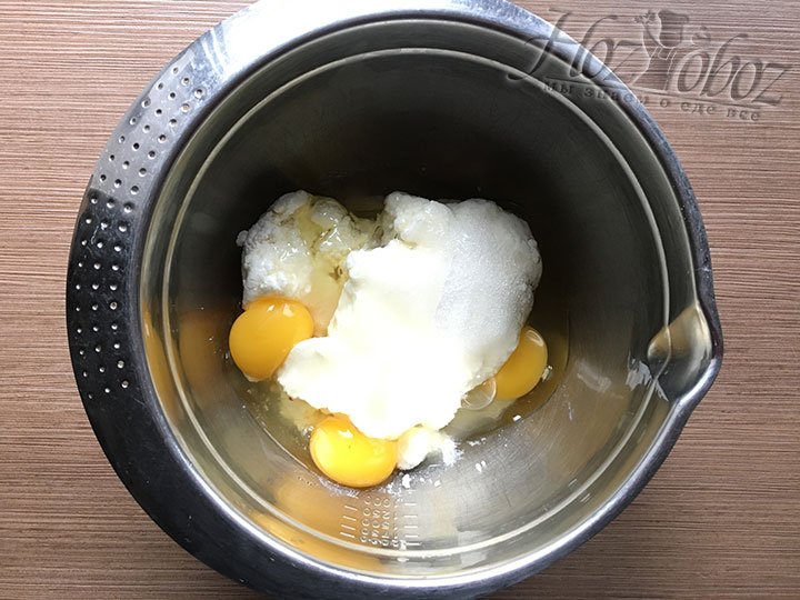 Добавляем в начинку три яйца