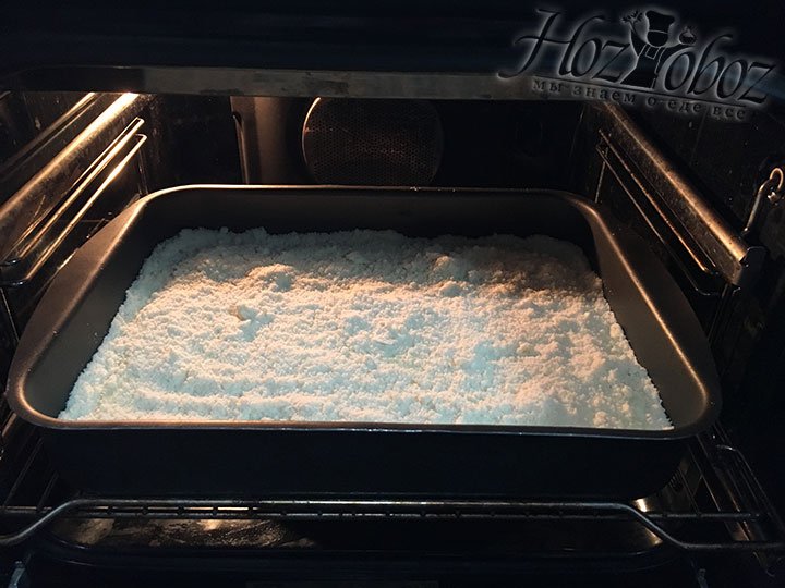 Печь пирог надо около 40-50 минут