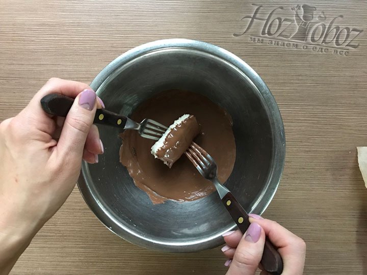 Помещаем шоколадки на две вилки и окунаем в шоколад равномерно, как на фото