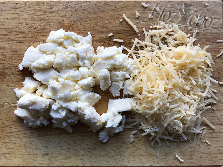 Твердый сыр следует измельчить на терке