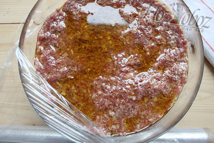 Маринуем фарш под оливковым маслом в холодильнике