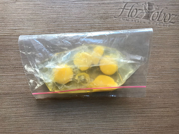 Яйца для омлета помещаем в пакет для запекания с замком