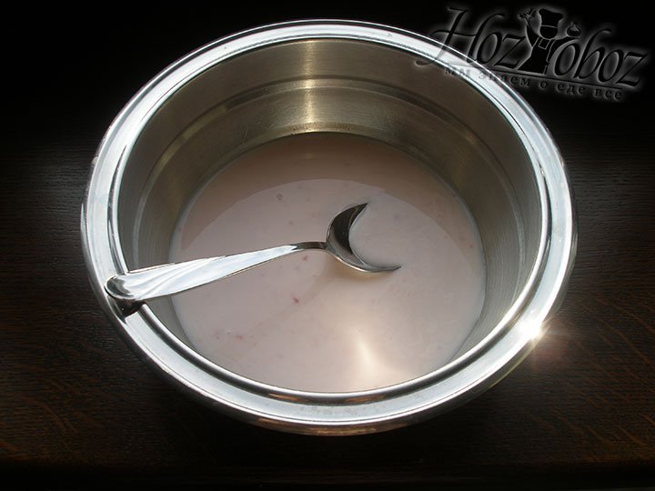 Йогурт выливаем в миску