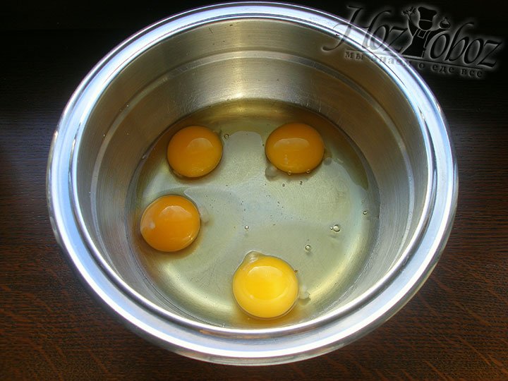 Разбиваем яйца в миску