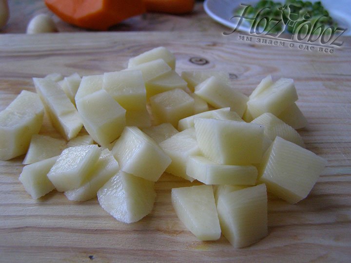 Очистим и порубим в виде кубиков картофель