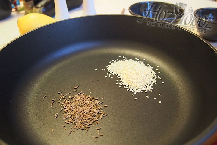 Если не удалось приобрести кунжутную пасту, используем перемолотые семена кунжута. Для этого прожарим их на раскаленной сковороде