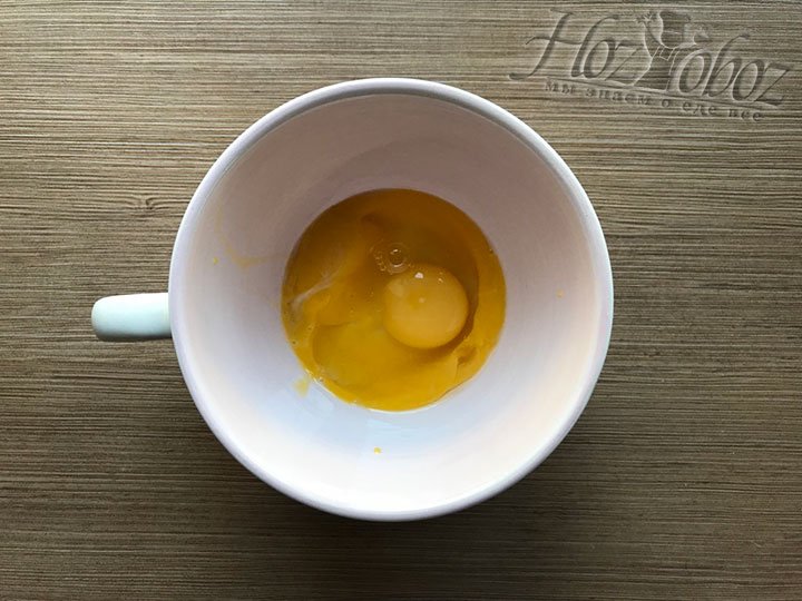 В другую миску разбиваем яйцо и добавляем желтки