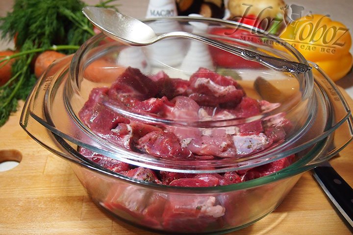 Замаринованное мясо накроем крышкой и оставим на 10-20 минут