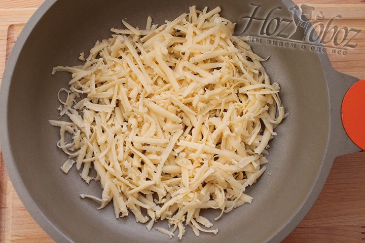 Расплавляем сыр на сковороде с антипригарным дном