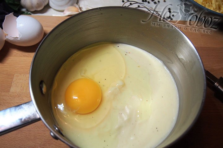 Разбиваем яйцо и хорошо взбиваем массу