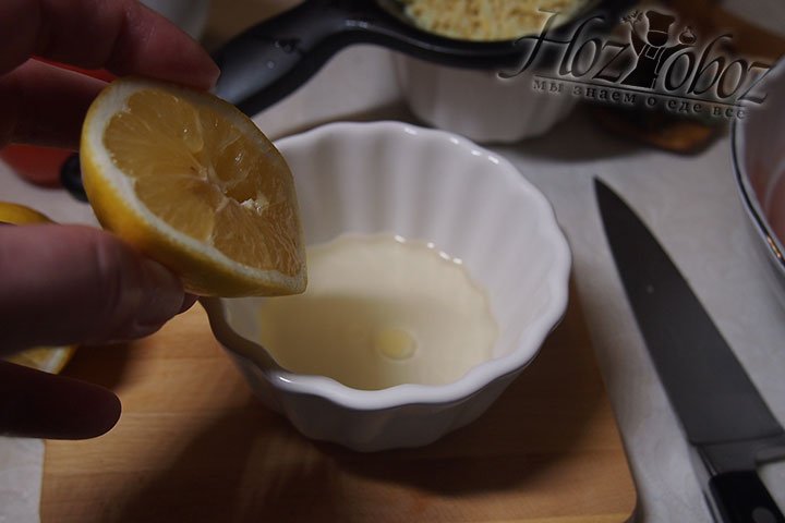 В чашке взобьем масло оливковое и сок лимона