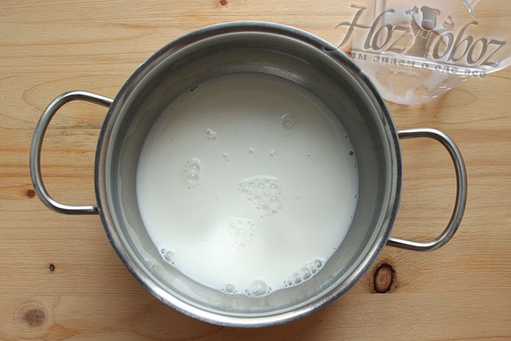 Молоко и вода в кастрюле