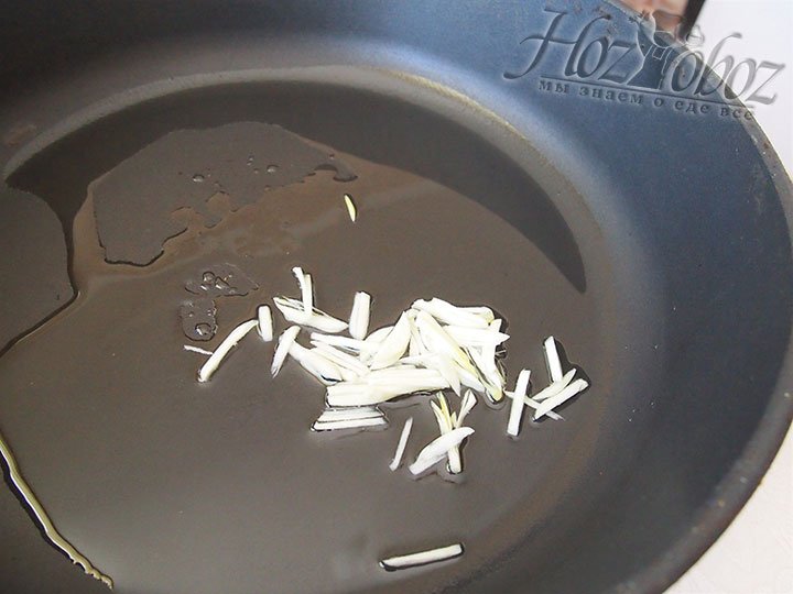 Нарезанный чеснок обжарим в течение нескольких минут на разогретой сковороде