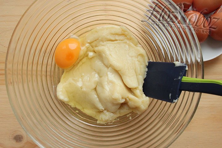 Остужаем тесто, добавляем яйца