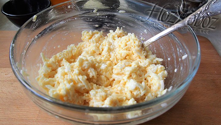 Яйца и сыр тщательно перемешиваем