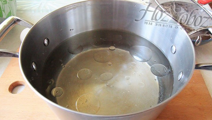 На плиту поставим нагреваться воду, добавим в нее соль и масло подсолнечное