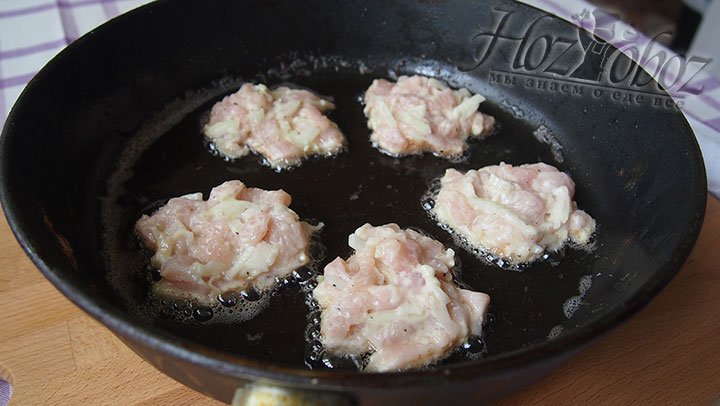 На сковороду ложкой выкладываем мясо, формируем его в форме оладьев