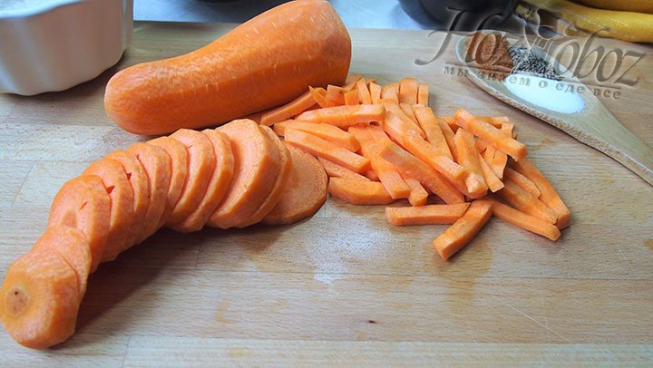 Морковь нарежем полосками