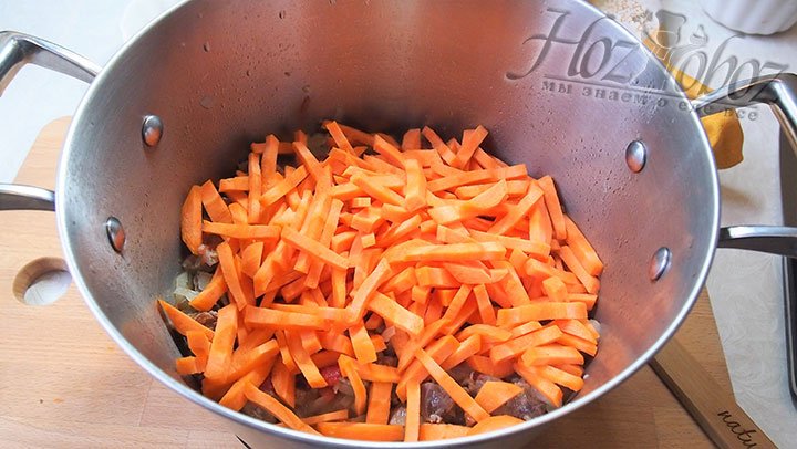 Морковь выкладываем в кастрюлю