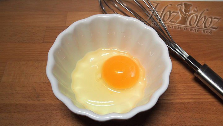 Яйцо взобьем в малой чаше для смешивания продуктов