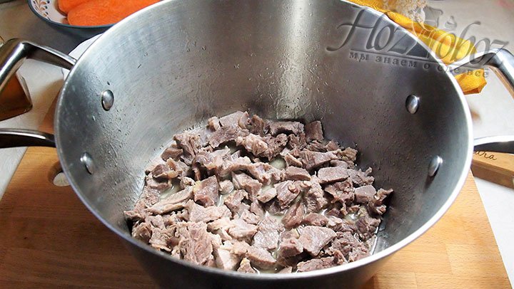 Нарезанное мясо выложим в кастрюлю с толстыми стенками, обжарим до готовности